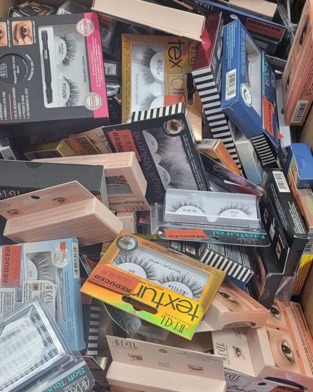 Shout out to @hannah.heathcotee from @sallybeauty for your very generous donation of beauty items for our clients!

Thank you so much for your kindness and support ! 

#Fgwrc #SallyBeauty #FakeEyelashes #Support #Women #Children #GenderDiversePeople #Community #ThankYou #Grateful